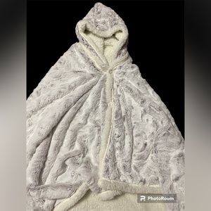 NWOT Faux Fur Hooded Throw